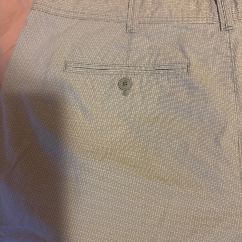 Express Men's Subtle Patterned Gray Shorts - Picture 5 of 6